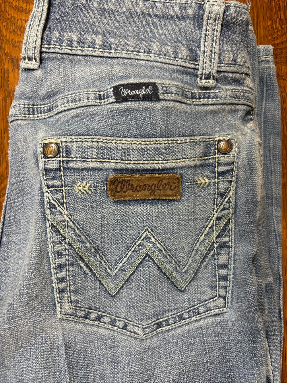 Wrangler Light Blue Denim Jeans with Branded Rivet - Picture 6 of 9